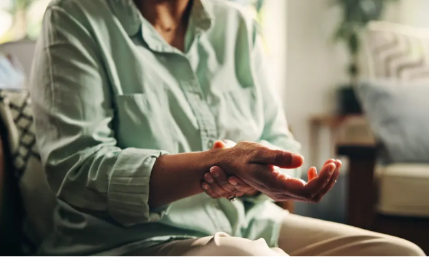 La artritis reumatoide comienza ‘silenciosamente’ antes de doler, según un estudio