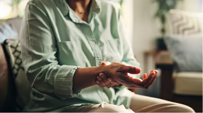 La artritis reumatoide comienza ‘silenciosamente’ antes de doler, según un estudio