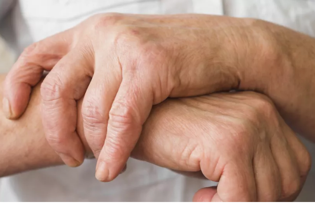 Cuatro consejos médicos que alivian el dolor de la artritis y la artrosis