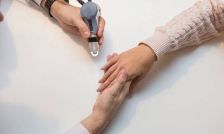 Una nueva guía clínica estandariza la atención enfermera a pacientes con esclerodermia, que afecta a más de 13.000 españoles